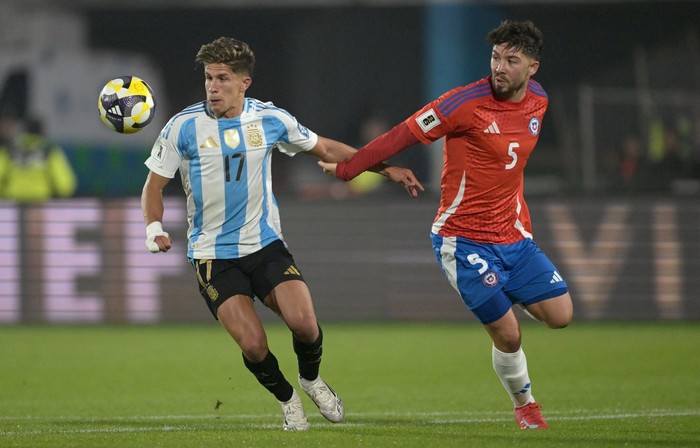 Giuliano Simeone y Felipe Loyola, durante el partido entre Chile y Argentina en el estadio Nacional Julio Martínez Pradanos, de Santiago, el 5 de junio. · Foto: Rodrigo Arangua, AFP