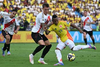 El defensa peruano Oliver Sonne y el defensa de Colombia Jaminton durante las Eliminatorias sudamericanas para el Mundial 2026 entre Colombia y Perú, en el estadio Metropolitano Roberto Meléndez, en Barranquilla, Colombia. · Foto: Luis Acosta, AFP