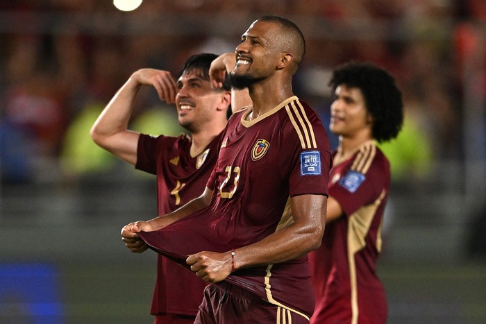 Salomón Rondón, celebra después de ganar el partido entre Venezuela y Bolivia en el estadio Monumental en Maturín, estado de Monagas, Venezuela. · Foto: Juan Barreto, AFP