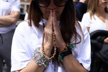 Personas se congregan para orar frente a la clínica de la Fundación Santa Fe, donde se encuentra hospitalizado el candidato presidencial colombiano Miguel Uribe tras recibir un disparo, en Bogotá, el 8 de junio de 2025. Foto: Alejandro Martínez, AFP · Foto: Alejandro Mazza