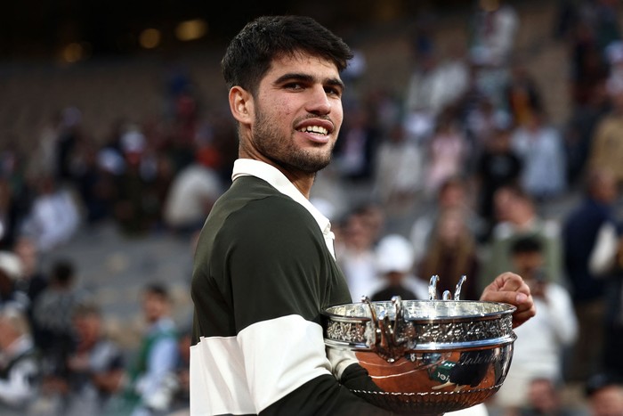El español Carlos Alcaraz tras ganar la final individual masculina contra el italiano Jannik Sinner en el complejo Roland-Garros de París, el 8 de junio. · Foto: Thibaud Moritz, AFP
