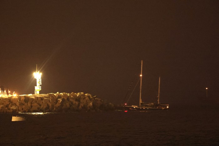 El velero de ayuda Madleen se aproxima al puerto sureño de Ashdod tras ser interceptado por las fuerzas israelíes, el 9 de junio. · Foto: Jack Guez, AFP