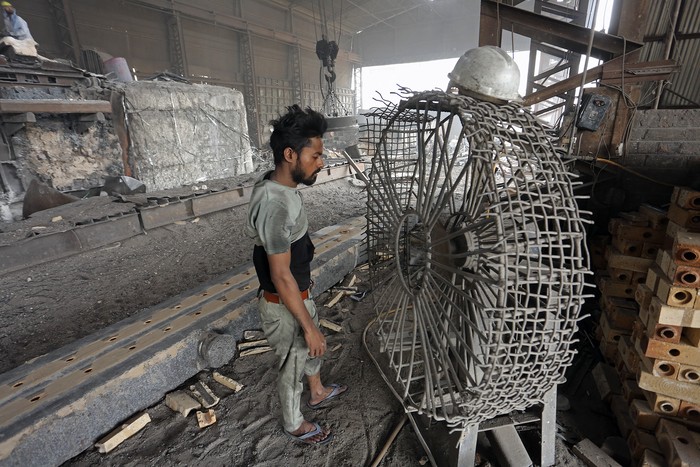 Fábrica de acero, el 10 de junio, en Jammu, India. · Foto: Mukesh Gupta, AFP Fábrica de acero, el 10 de junio, en Jammu, India. · Foto: Mukesh Gupta, AFP