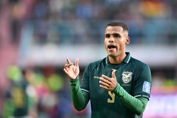 Enzo Monteiro reacciona tras ganar el partido de las eliminatorias sudamericanas para la Copa Mundial de la FIFA 2026 entre Bolivia y Chile, en el Estadio Municipal El Alto en El Alto, Bolivia, el 10 de junio. · Foto: Aizar Raldes, AFP Enzo Monteiro reacciona tras ganar el partido de las eliminatorias sudamericanas para la Copa Mundial de la FIFA 2026 entre Bolivia y Chile, en el Estadio Municipal El Alto en El Alto, Bolivia, el 10 de junio. · Foto: Aizar Raldes, AFP