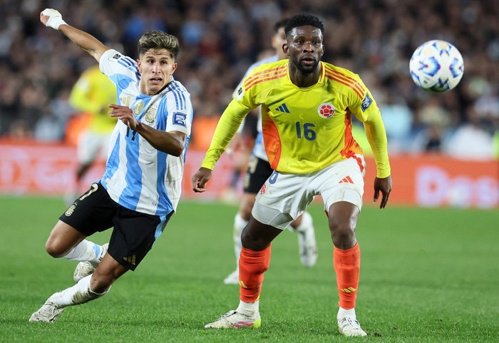 Giuliano Simeone, de Argentina, y Jefferson Lerma, de Colombia, en el estadio Monumental de Buenos Aires, el 10 de junio. · Foto: Alejandro Pagni, AFP Giuliano Simeone, de Argentina, y Jefferson Lerma, de Colombia, en el estadio Monumental de Buenos Aires, el 10 de junio. · Foto: Alejandro Pagni, AFP