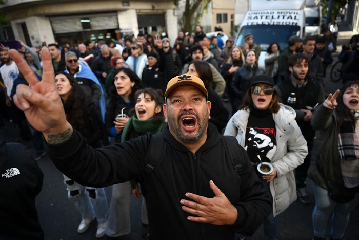 Seguidores de Cristina Fernández de Kirchner cantan el himno nacional frente a su residencia, el 11 de junio, en Buenos Aires. · Foto: Luis Robayo, AFP