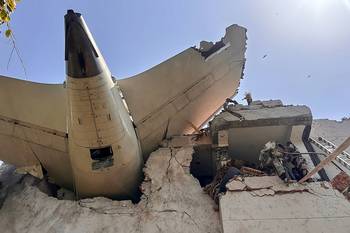 Avión de Air India, el 12 de junio, tras estrellarse en una zona residencial cerca del aeropuerto de Ahmedabad, en India. Foto: Fuerza Central de Seguridad Industrial, AFP.