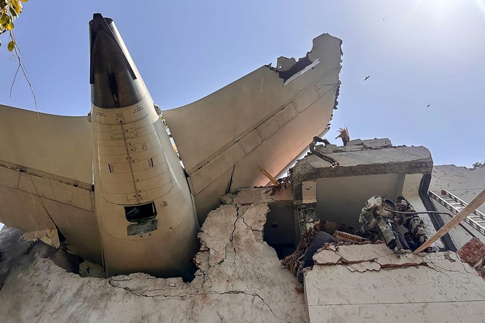 Avión de Air India, el 12 de junio, tras estrellarse en una zona residencial cerca del aeropuerto de Ahmedabad, en India. Foto: Fuerza Central de Seguridad Industrial, AFP. Avión de Air India, el 12 de junio, tras estrellarse en una zona residencial cerca del aeropuerto de Ahmedabad, en India. Foto: Fuerza Central de Seguridad Industrial, AFP.