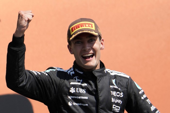 El piloto británico de Mercedes, George Russell, celebra en el podio tras ganar el Gran Premio de Canadá de Fórmula 1, en el Circuito Gilles-Villeneuve de Montreal, Canadá, el 15 de junio. · Foto: Timothy A. Clary / AFP