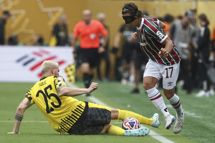 Niklas Suele, de Borussia Dortmund, y Agustín Canobbio, de Fluminense, durante el partido por el grupo F de la Copa Mundial de Clubes en el estadio MetLife en East Rutherford, Nueva Jersey. · Foto: Franck Fife,  AFP