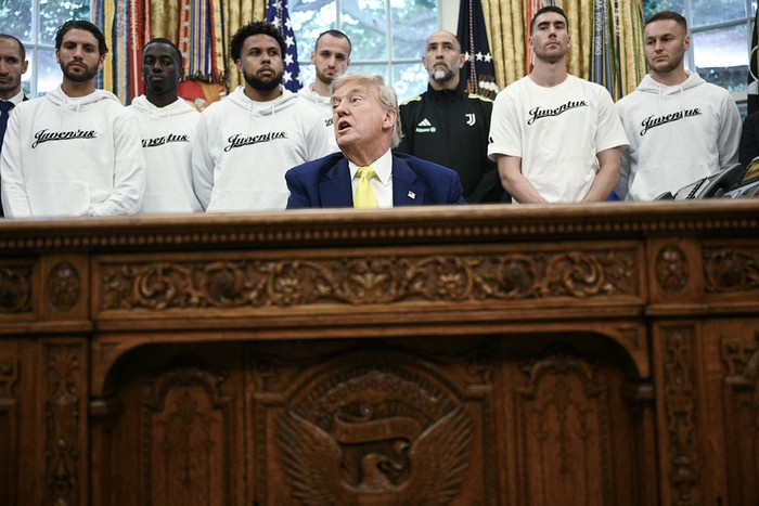 Donald Trump, durante una rueda de prensa junto a integrantes de la Juventus, el 18 de junio, en la Oficina Oval de la Casa Blanca, en Washington. · Foto: Brendan Smialowski, AFP