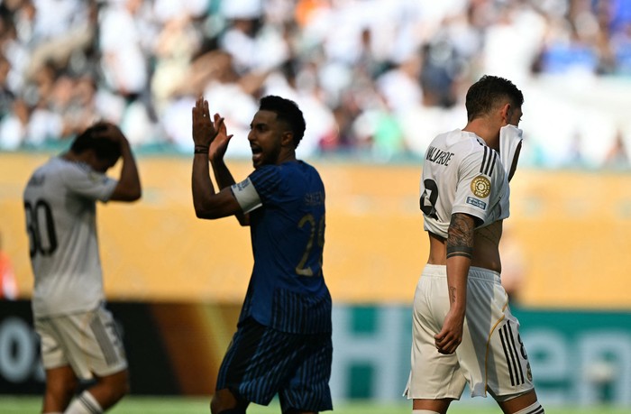 Federico Valverde (D), del Real Madrid, después del tiro penal, el 18 de junio, durante el partido ante Al-Hilal de Arabia Saudita, en el estadio Hard Rock de Miami. · Foto: Patricia de Melo Moreira, AFP Federico Valverde (D), del Real Madrid, después del tiro penal, el 18 de junio, durante el partido ante Al-Hilal de Arabia Saudita, en el estadio Hard Rock de Miami. · Foto: Patricia de Melo Moreira, AFP