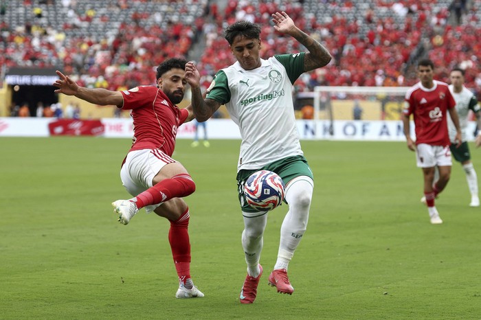 Marwan Attia, de Al Ahly, y Facundo Torres, de Palmeiras, durante el partido del Grupo A de la Copa Mundial de Clubes en el estadio MetLife en East Rutherford de Nueva Jersey. · Foto: Franck Fife,  AFP