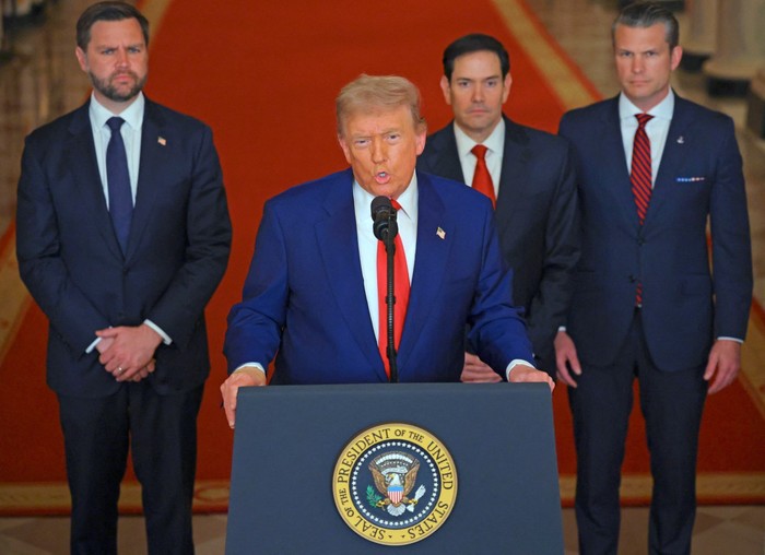 El presidente de Estados Unidos, Donald Trump, en su discurso tras los ataques a Irán, junto con el vicepresidente JD Vance, el secretario de Estado Marco Rubio y el secretario de Defensa Pete Hegseth, en la Casa Blanca. · Foto: Carlos Barria / POOL / AFP
