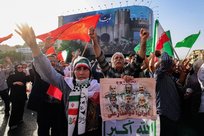 Manifestación en contra del ataque estadounidense a Irán, el 22 de junio, en la plaza Enghelab de Teherán. · Foto: Atta Kenare, AFP