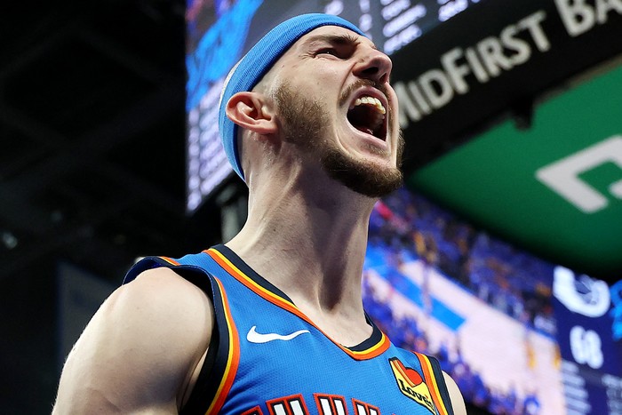 Alex Caruso, de Oklahoma City Thunder, celebra contra los Indiana Pacers durante el cuarto cuarto del séptimo partido de las Finales de la NBA 2025 en el Paycom Center, el 22 de junio. · Foto: Matthew Stockman, Getty Images, AFP