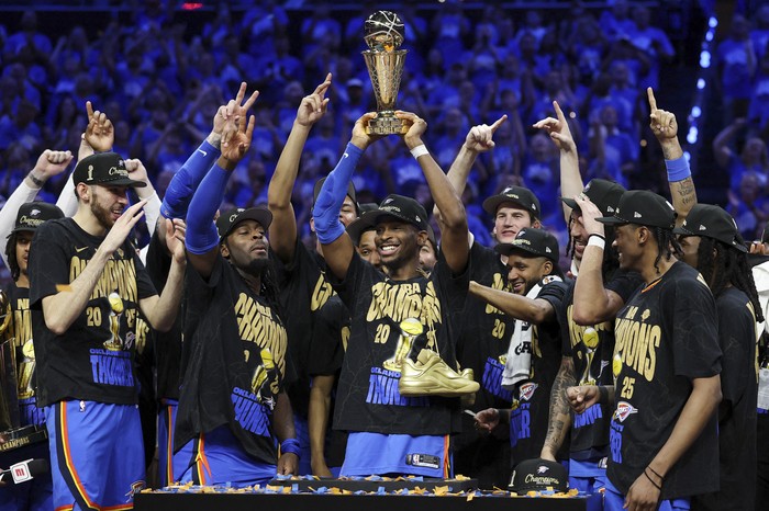Jugadores de Oklahoma City Thunder tras derrotar a los Indiana Pacers en el séptimo partido de las Finales de la NBA de 2025, en el Paycom Center de Oklahoma. · Foto: Matthew Stockman, Getty Images, AFP