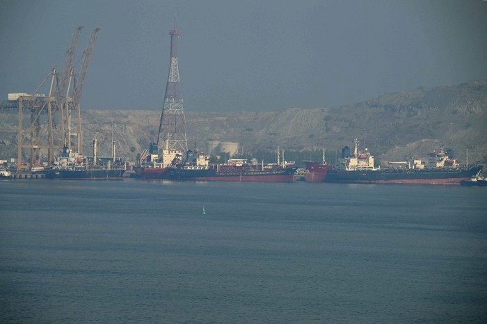 Barcos petroleros en la terminal de contenedores de Khor Fakkan, uno de los principales puertos de contenedores del estrecho de Ormuz, vía fluvial por la que pasa una quinta parte de la producción mundial de petróleo. · Foto: Giuseppe Cacace, AFP