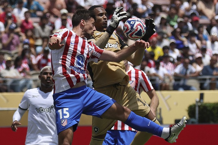 John, golero de Botafogo, y Clement Lenglet, de Atlético de Madrid, durante el partido por el Mundial de Clubes en el estadio Rose Bowl, en Los Ángeles. · Foto: Patrick T. Fallon, AFP