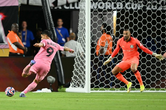 Luis Suárez, previo a convertir su gol ante Palmeiras, el 23 de junio, en el estadio Hard Rock de Miami. Foto: Chandan Khanna, AFP.