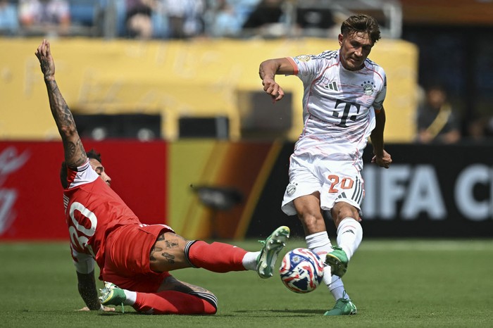 Nicolás Otamendi, de Benfica, y Tom Bischof, de Bayern Munich, durante el partido por el grupo C de la Copa Mundial de Clubes en el estadio América de Charlotte. · Foto: Paul Ellis, AFP