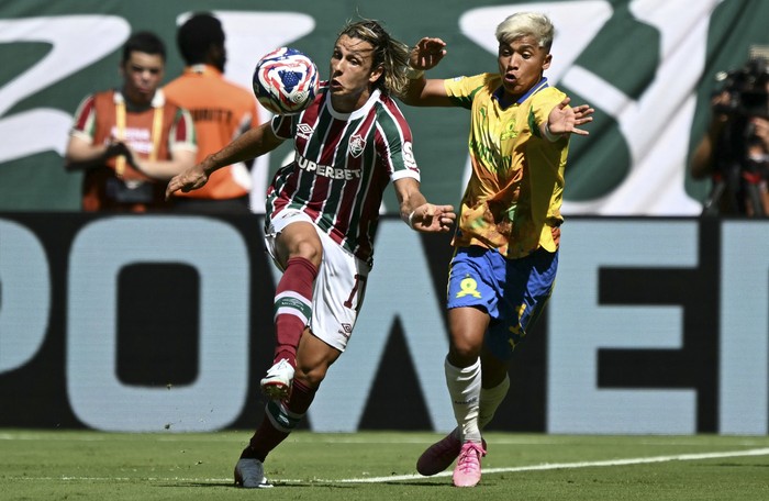 Agustín Canobbio, de Fluminense, y Marcelo Allende, de Mamelodi Sundowns, durante el partido por la Copa Mundial de Clubes en el estadio Hard Rock de Miami. · Foto: Chandan Khanna, AFP