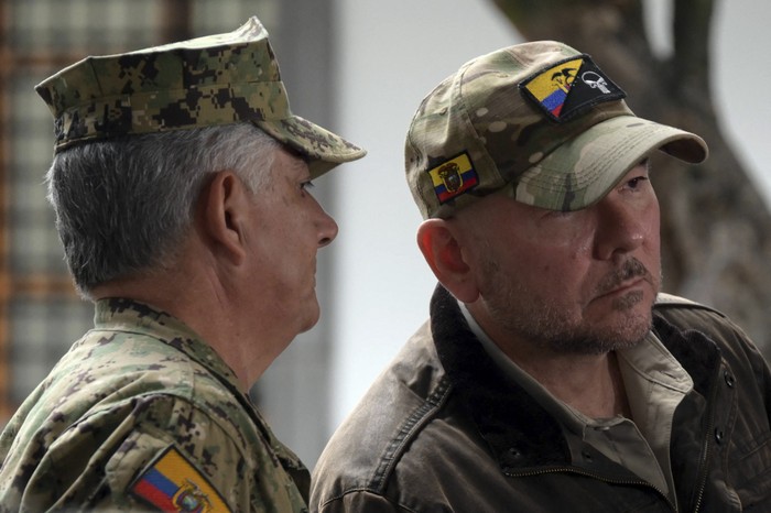 Jaime Vela, Jefe del Comando Conjunto de las Fuerzas Armadas, y Gian Carlo Loffredo, ministro de Defensa de Ecuador, durante una conferencia de prensa el día después de la recaptura de el líder de la banda Los Choneros. · Foto: Rodrigo Buendía, AFP