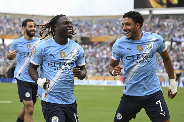 Jeremy Doku y Omar Marmoush, de Manchester City, tras el primer gol de su equipo a Juventus, convertido por Doku, en el estadio Camping World de Orlando. · Foto: Patricia De Melo Moreira