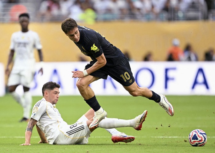 Federico Valverde, de Real Madrid, y Kenan Yildiz, de Juventus, durante el partido por la Copa Mundial de Clubes, en el estadio Hard Rock de Miami. · Foto: Patricia de Melo Moreira, AFP