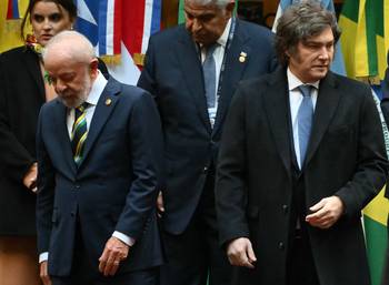 Inacio Lula da Silva y Javier Milei, el 3 de julio, durante la Cumbre del Mercosur. · Foto: Luis Robayo, AFP