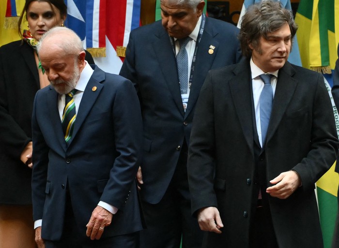 Inacio Lula da Silva y Javier Milei, el 3 de julio, durante la Cumbre del Mercosur. · Foto: Luis Robayo, AFP