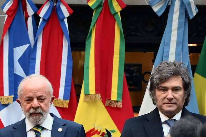 Luiz Inácio Lula da Silva y Javier Milei, el 3 de julio de 2025, en Buenos Aires. · Foto: Luis Robayo, AFP