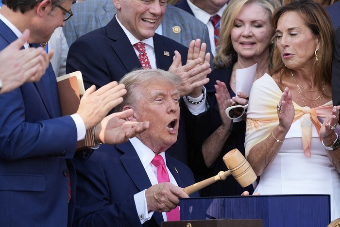 Donald Trump tras firmar su proyecto de ley de recortes fiscales y del gasto, "Big Beautiful Bill", en el jardín sur de la Casa Blanca. · Foto: Alex Brandon, pool, AFP