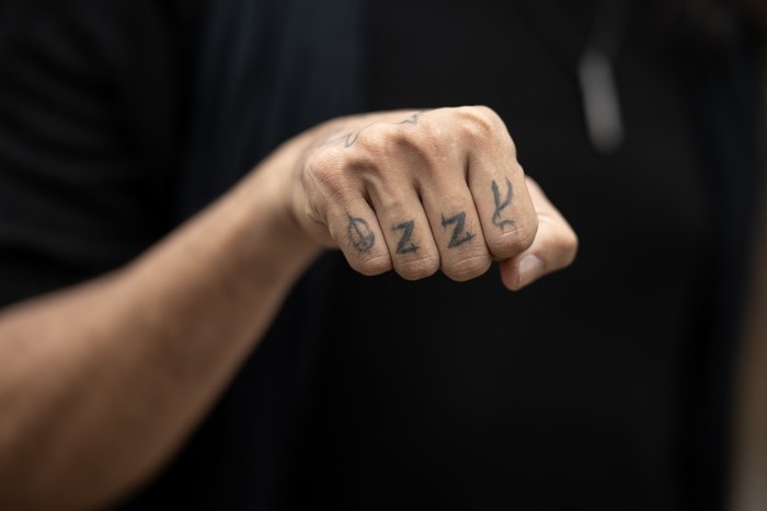 Fan a su llegada al concierto "Back to The Beginning", el 5 de julio en Birmingham. · Foto: Oli Scarff, AFP