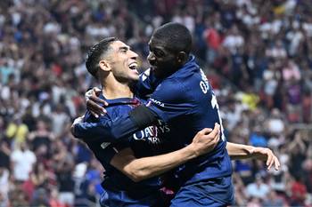 Ousmane Dembélé y Achraf Hakimi, de París Saint-Germain, celebran el segundo gol de su equipo durante el partido de cuartos de final del Mundial de Clubes ante Bayern Múnich, en el Mercedes-Benz Stadium de Atlanta, el 5 de julio de 2025. · Foto: Patricia de Melo Moreira, AFP