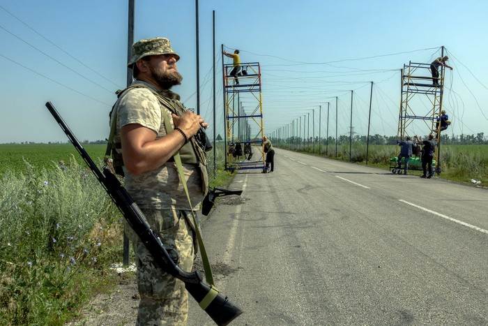 Militares ucranianos instalan redes antidrones sobre una carretera, el 8 de julio, en la región oriental de Donetsk. · Foto: Roman Pilipey, AFP Militares ucranianos instalan redes antidrones sobre una carretera, el 8 de julio, en la región oriental de Donetsk. · Foto: Roman Pilipey, AFP
