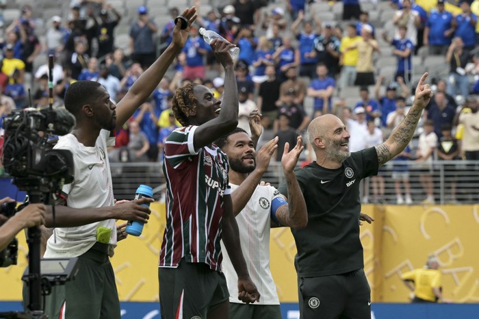 Jugadores y técnico de Chelsea tras la victoria ante Fluminense en la semifinal de la Copa Mundial de Clubes en el estadio MetLife de Nueva Jersey. · Foto: Juan Mabromata, AFP