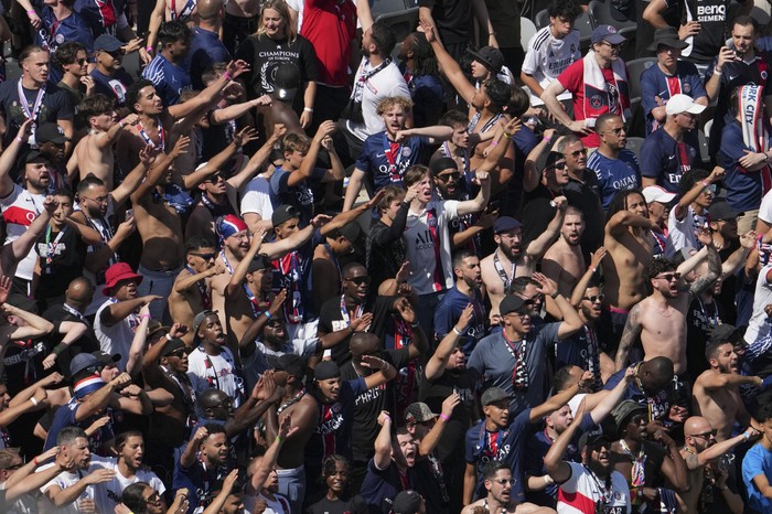 Hinchas de París Saint-Germain durante la semifinal ante Real Madrid por la Copa Mundial de Clubes en el estadio MetLife, en Nueva Jersey. · Foto: Timur Mathari, AFP