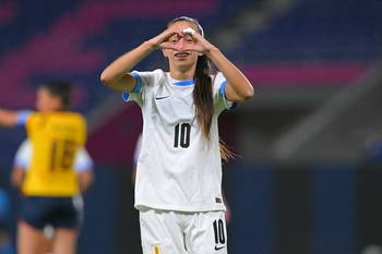 Belén Aquino celebra después de anotar durante el partido por la Copa América femenina 2025 entre Ecuador y Uruguay en el Estadio IDV en Quito, el 11 de julio. · Foto: Rodrigo Buendía, AFP