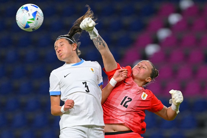 Agustina Sánchez, de Ecuador, y Daiana Farias, de Uruguay, el 11 de julio, en el Estadio IDV de Quito. · Foto: Rodrigo Buendía Agustina Sánchez, de Ecuador, y Daiana Farias, de Uruguay, el 11 de julio, en el Estadio IDV de Quito. · Foto: Rodrigo Buendía