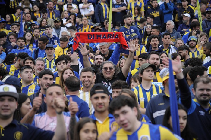 Hinchada de Rosario Central, el 12 de julio, durante el partido ante Godoy Cruz en el estadio Gigantes de Arroyito, en Rosario, Argentina. · Foto: Marcelo Manera, AFP