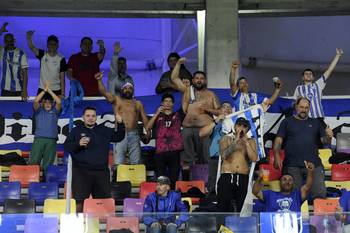 Hinchas de Cerro Largo, el 15 de julio, en Santiago del Estero. · Foto: Eduardo Rapetti, AFP