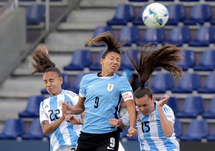 Pamela González, de Uruguay, y Betina Soriano y María Bonsegundo, de Argentina, el 15 de julio, en el complejo Independiente del Valle en Quito. · Foto: Armando Prado, AFP