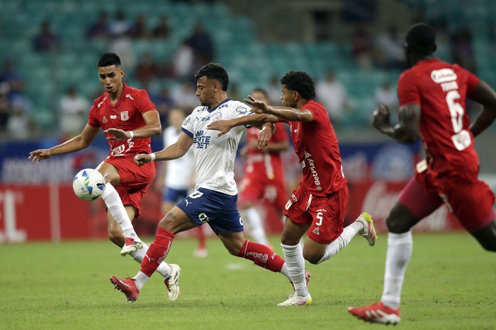 Sebastián Navarro y Luciano Rodríguez, de Bahía, y Josen Escobar, de América de Cali, el 17 de julio, en el estadio Arena Fonte Nova, en Salvador, estado de Bahía, Brasil. · Foto: Arisson Marinho, AFP