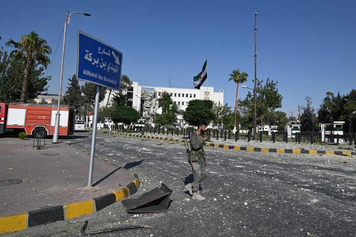 Un miembro de las fuerzas de seguridad sirias frente a la sede del Ministerio de Defensa sirio, el 16 de julio, en Damasco. · Foto: Louai Beshara, AFP Un miembro de las fuerzas de seguridad sirias frente a la sede del Ministerio de Defensa sirio, el 16 de julio, en Damasco. · Foto: Louai Beshara, AFP