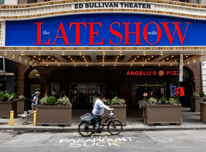 Teatro Ed Sullivan, donde se graba en vivo el 'Late Show', el 18 de julio de 2025, en la ciudad de Nueva York. · Foto: Spencer Platt, AFP