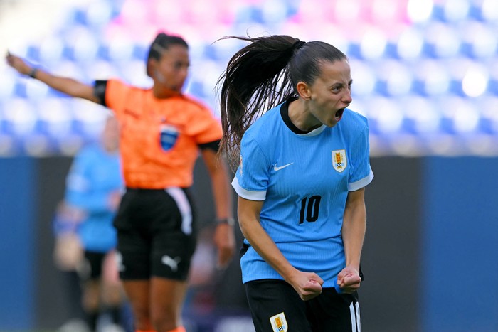 Belén Aquino, celebra su gol ante Perú, el 18 de julio, en el estadio IDV de Quito, · Foto: Rodrigo Buendía