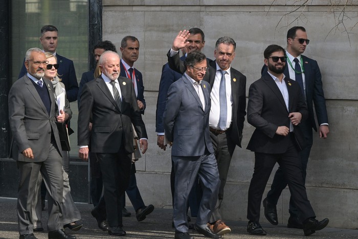 Luiz Inácio Lula da Silva, Gustavo Petro, Pedro Sánchez, Yamandú Orsi y Gabriel Boric, luego de dar una declaración conjunta, el 21 de julio, en la cumbre de alto nivel Democracia Siempre, en el Palacio de la Moneda, en Santiago. · Foto: Rodrigo Arangua, AFP