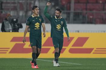 Martín Cauteruccio (D), de Bolívar, celebra su gol durante el partido ante Palestino, el 23 de julio, en el estadio Nacional Julio Martínez Prádanos de Santiago. · Foto: Rodrigo Arangua, AFP