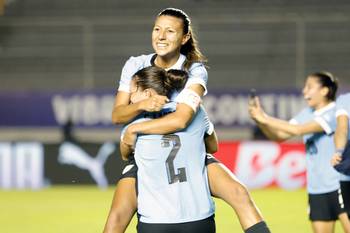 Pamela González y Stephanie Lacoste, de Uruguay, celebran la victoria ante Chile, el 24 de julio, en el estadio Gonzalo Pozo Ripalda en Quito. · Foto: Armando Prado, AFP